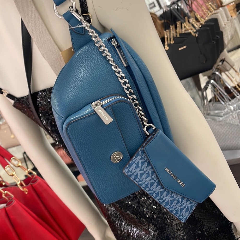 MICHAEL KORS
Maisie Large Pebbled Leather 2-in-1 Sling Pack
Teal
NWT - Picture 9 of 16